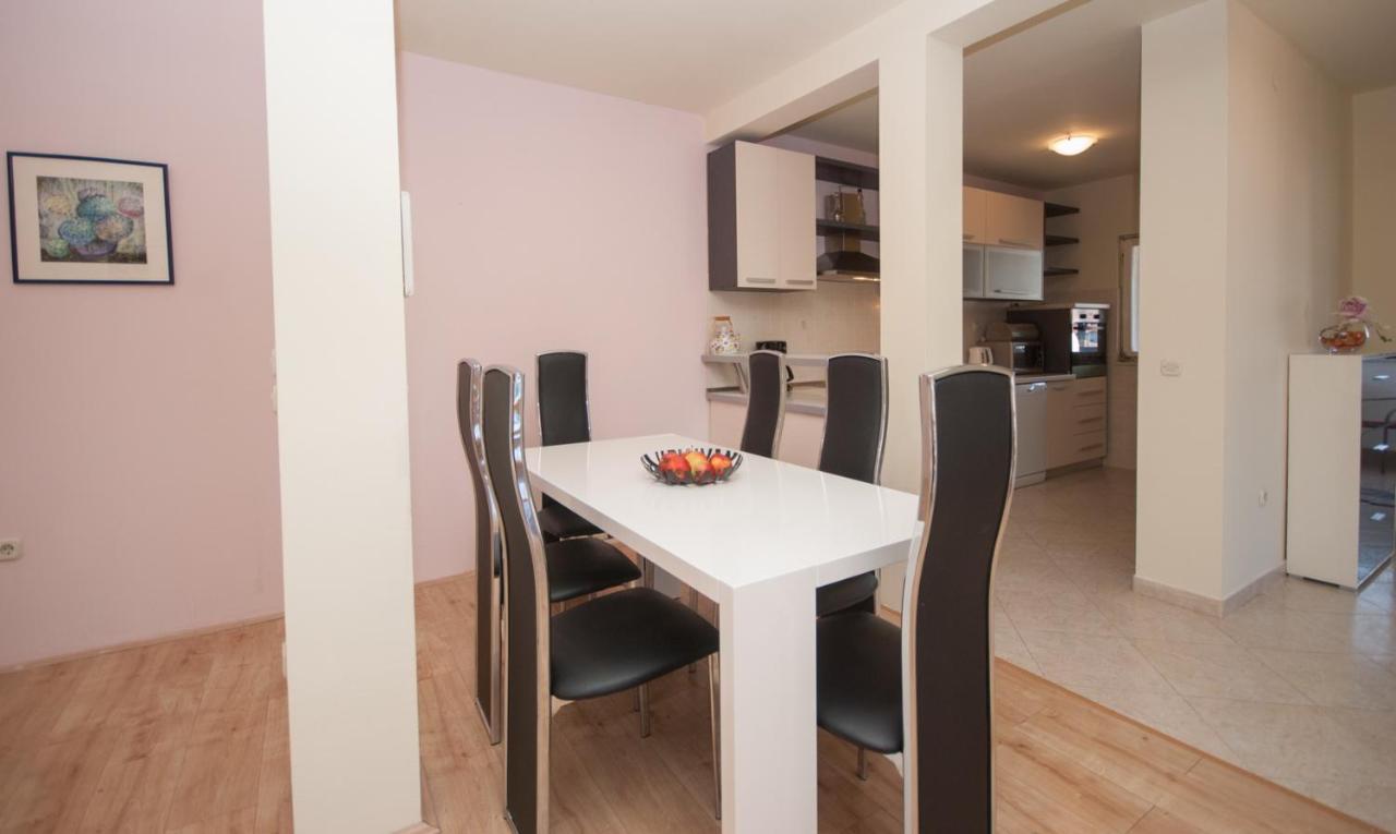Apartment St. Lucia Kastela